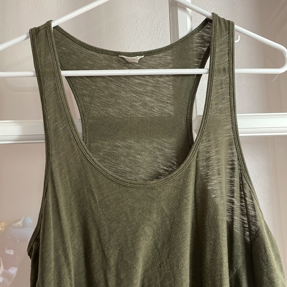 Flowy scoop neck green tank top - Picture 2 of 4